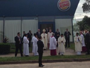 Papa a la salida de Bueguer King